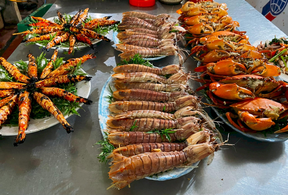 Hải sản tươi ngon tại khu du lịch biển Cồn Vành